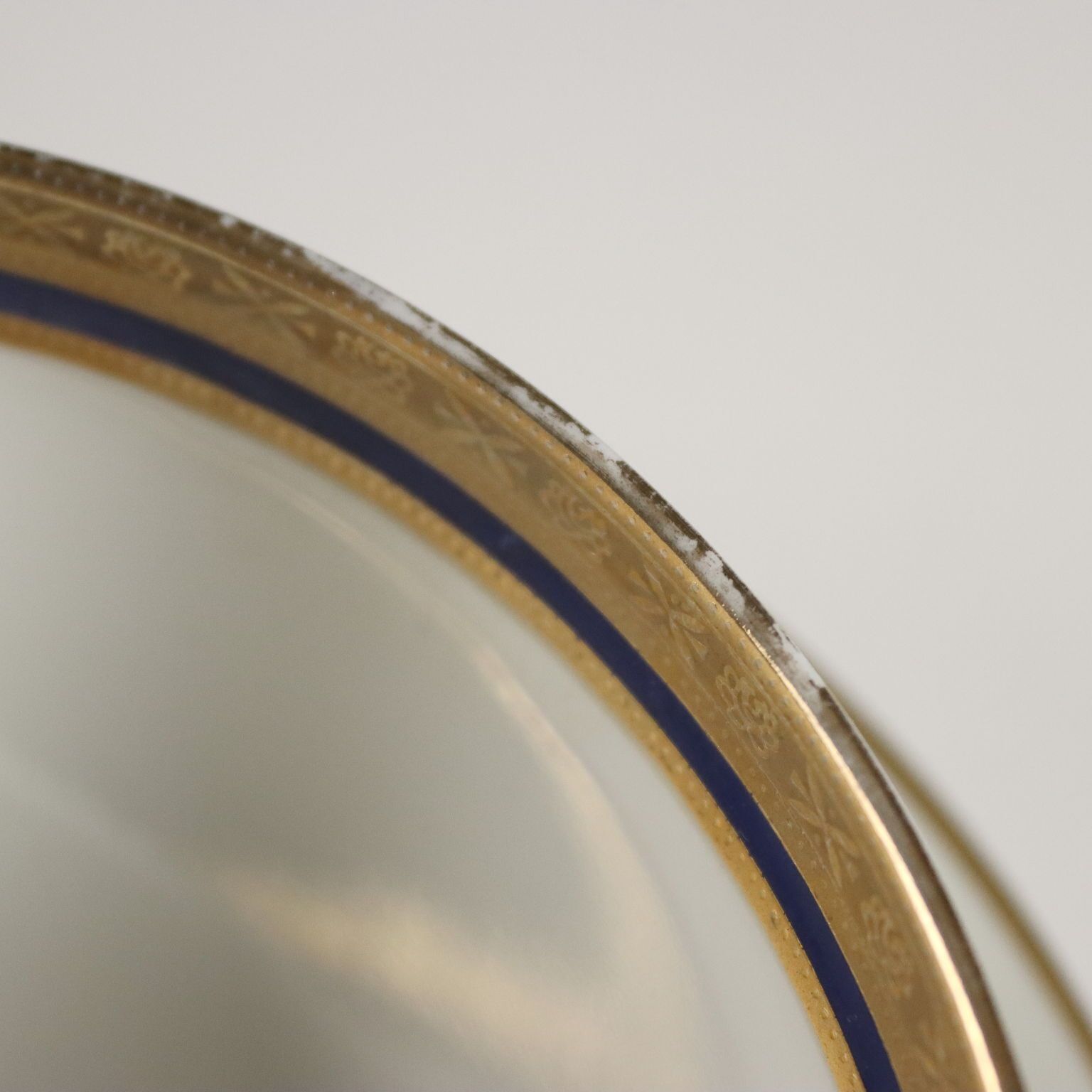 Service de table en porcelaine à filets dorés photo buy
