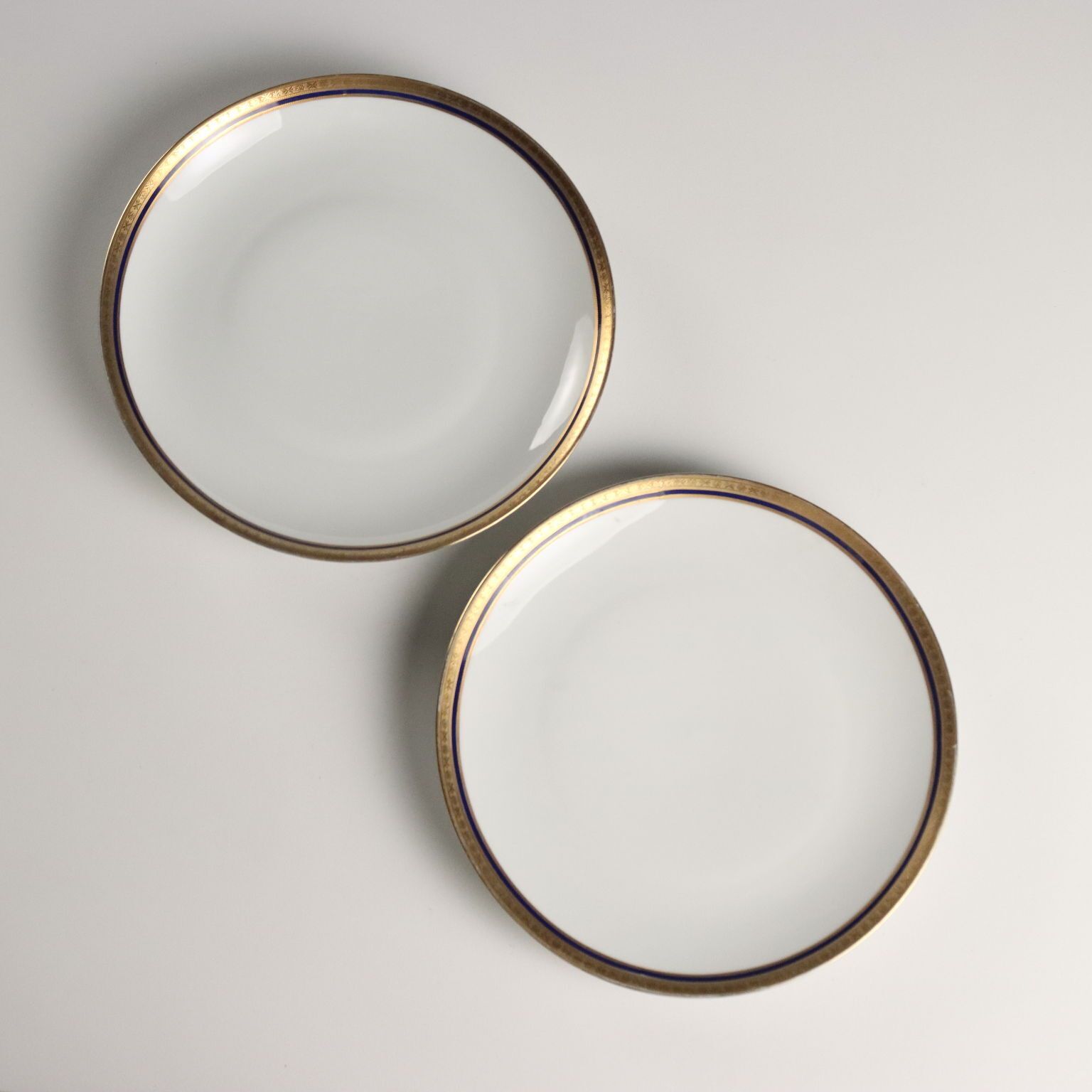 photo for sale Service de table en porcelaine à filets dorés