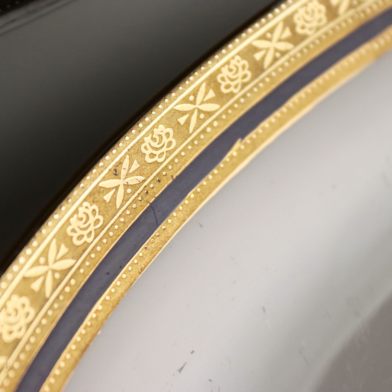 600.0 Service de table en porcelaine à filets dorés photo