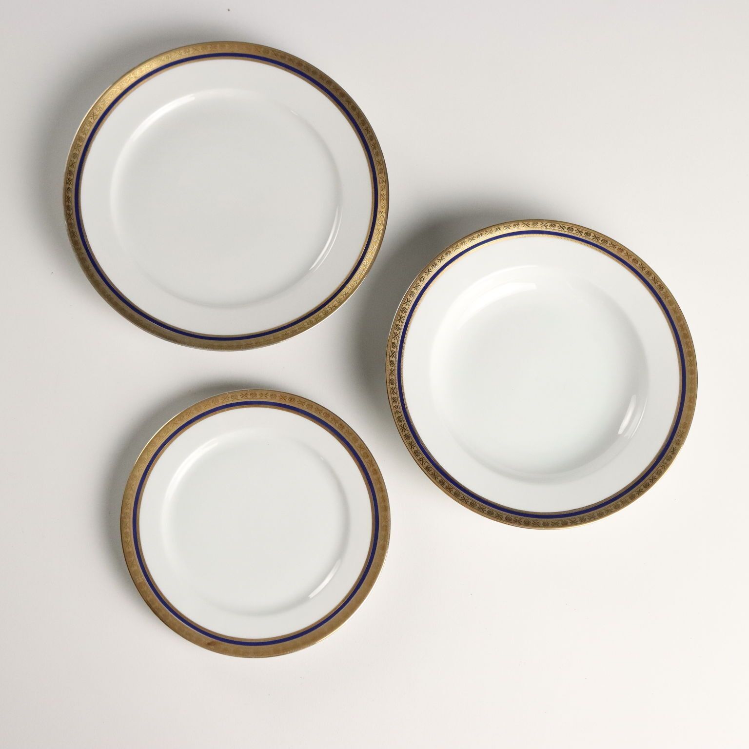 photo vinterior Service de table en porcelaine à filets dorés