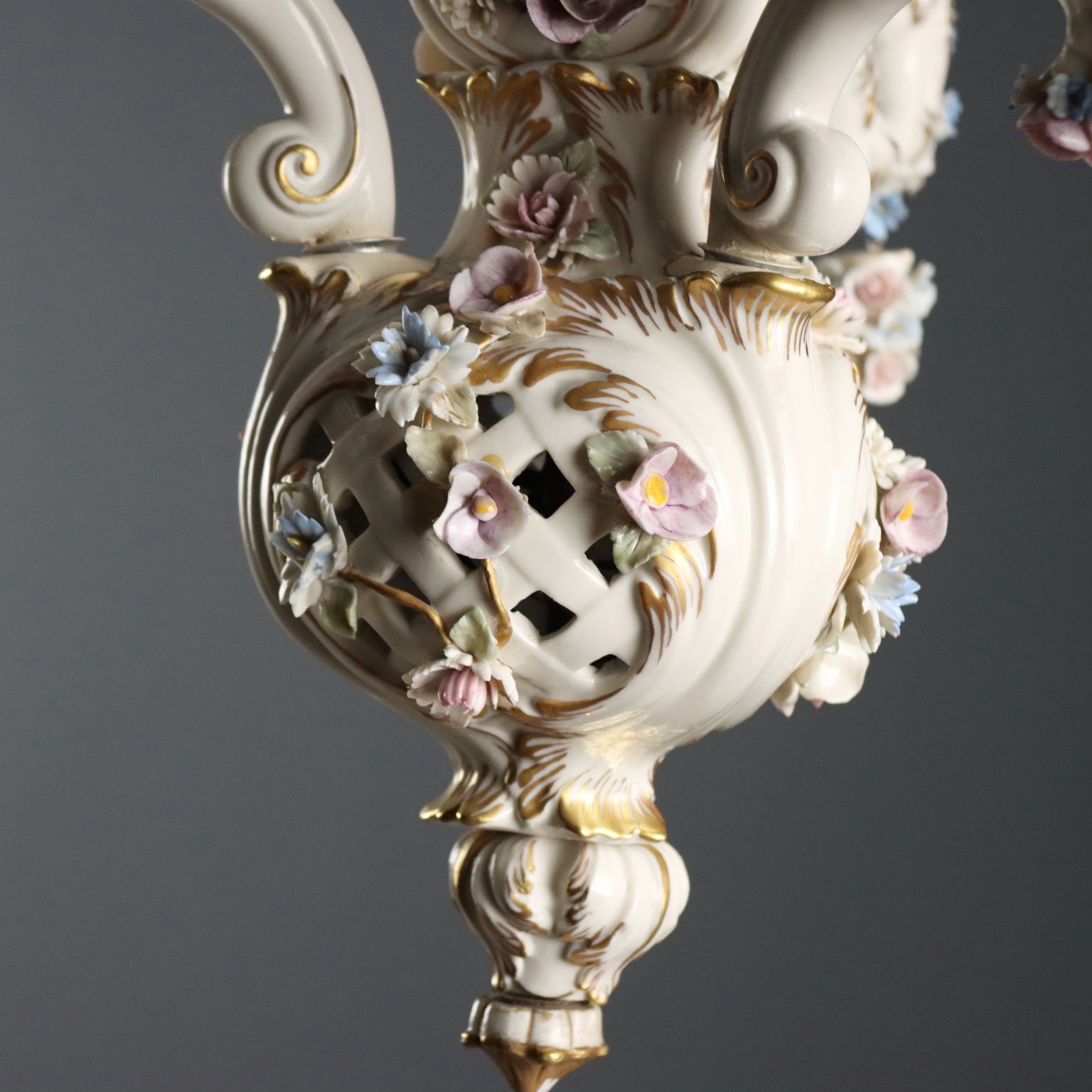 photo furniture Lustre en céramique à sujets floraux, Italie, XXe siècle