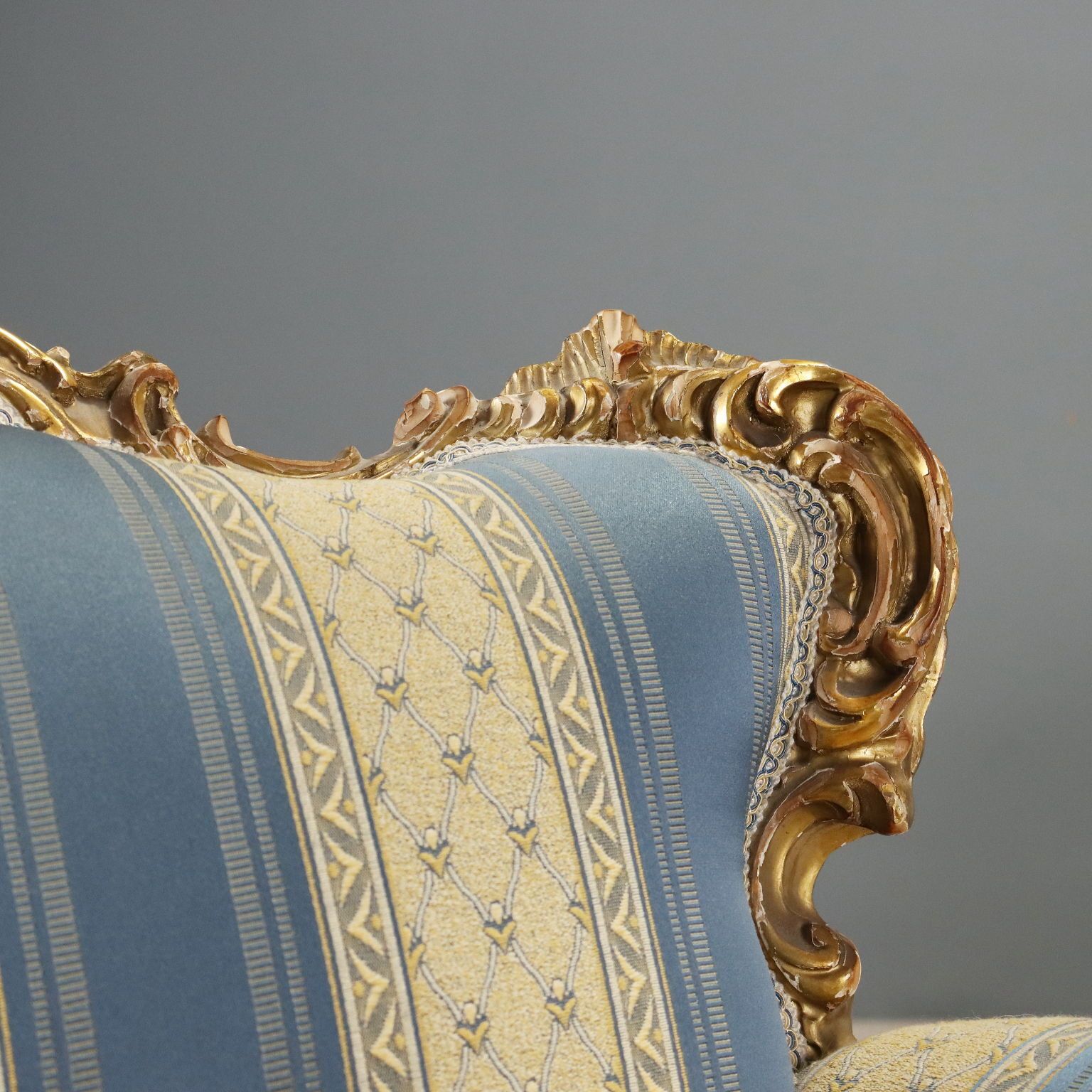 Fauteuils d'époque de style baroque, bois sculpté, XXe siècle photo vinterior