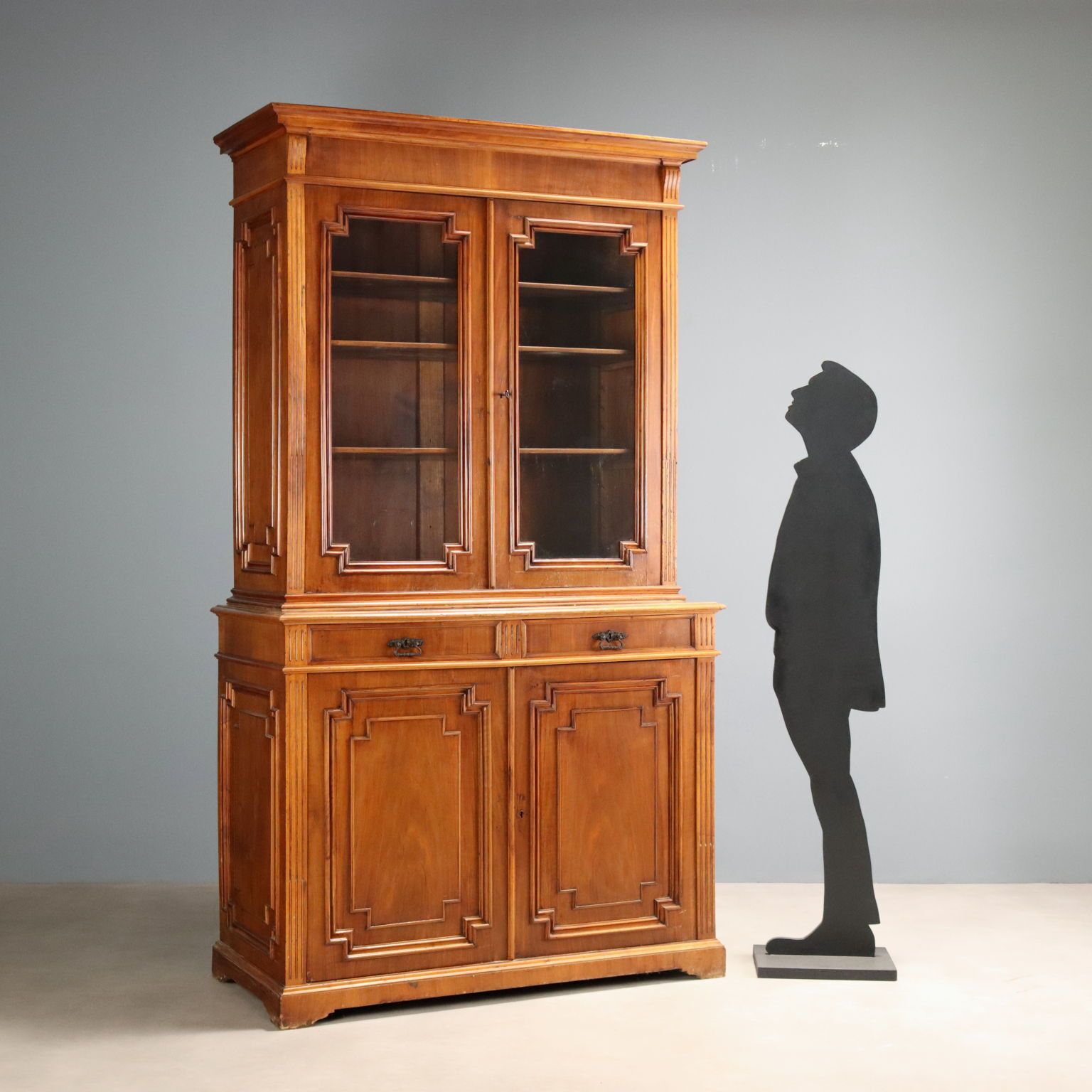 Walnoothouten Dressoir Met Glazen Vitrinekast photo for sale