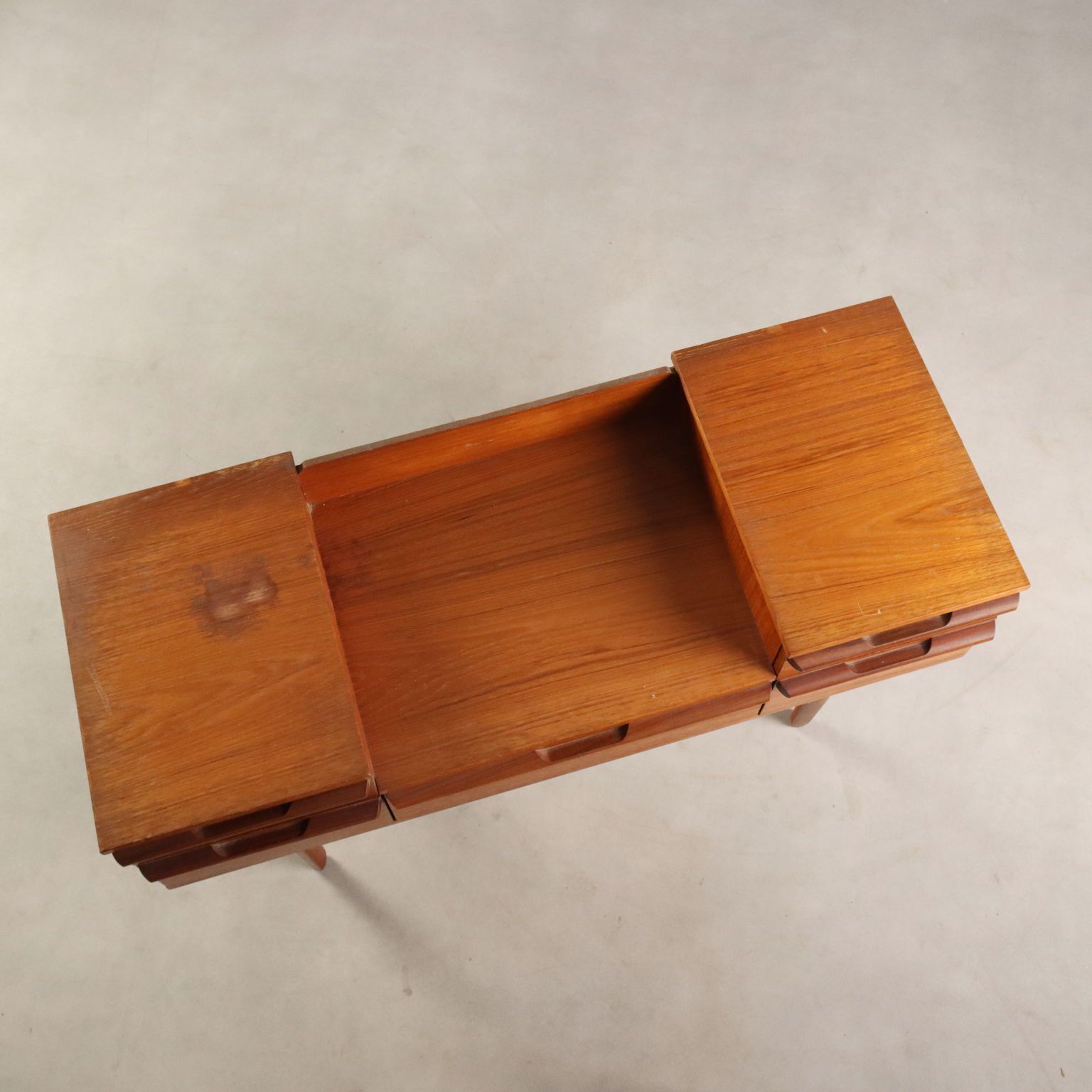 photo furniture Vintage kaptafel van teakhout met lades, design Italië, jaren 1960