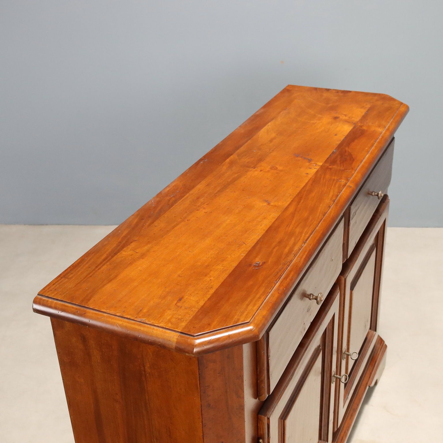photo furniture Armoire d'époque en noyer, 2 tiroirs, Italie, XXe siècle