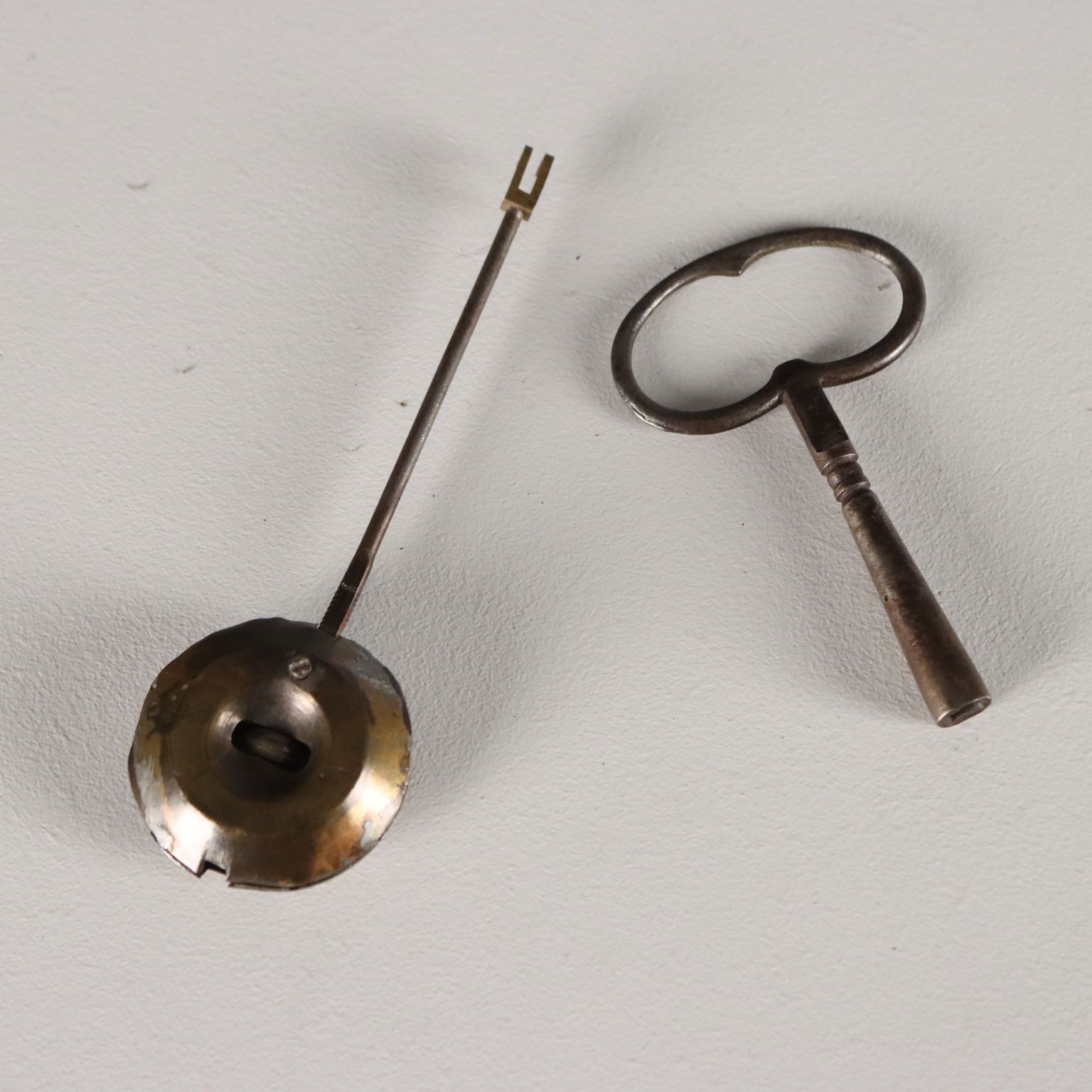 photo vinterior Pendule d'époque en antimoine et marbre, France, XIXe siècle