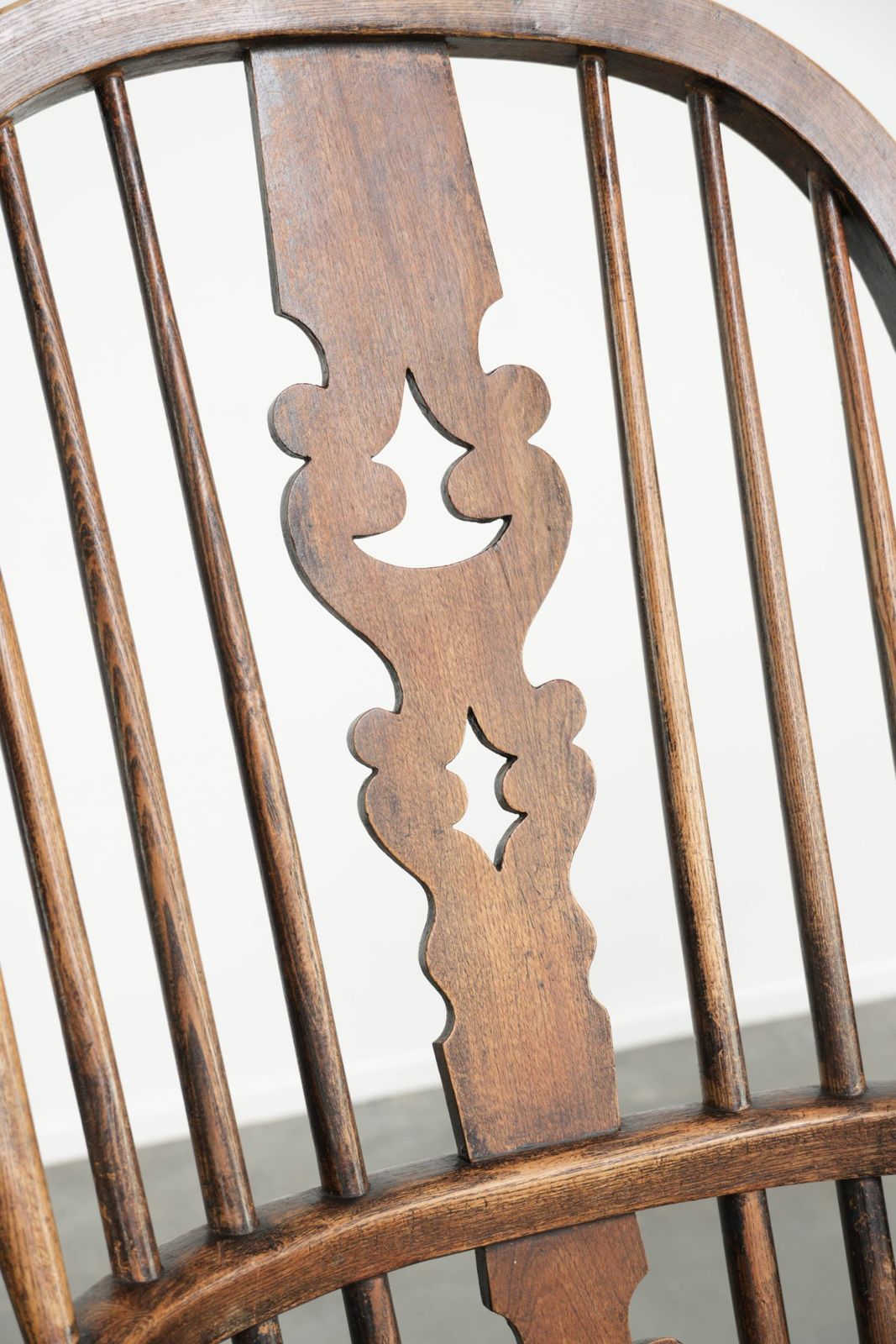 photo vinterior Antique English Spindle Chair, Windsor Chair/Side Chair From The Early 19th Century With Beautiful Deep Colors.