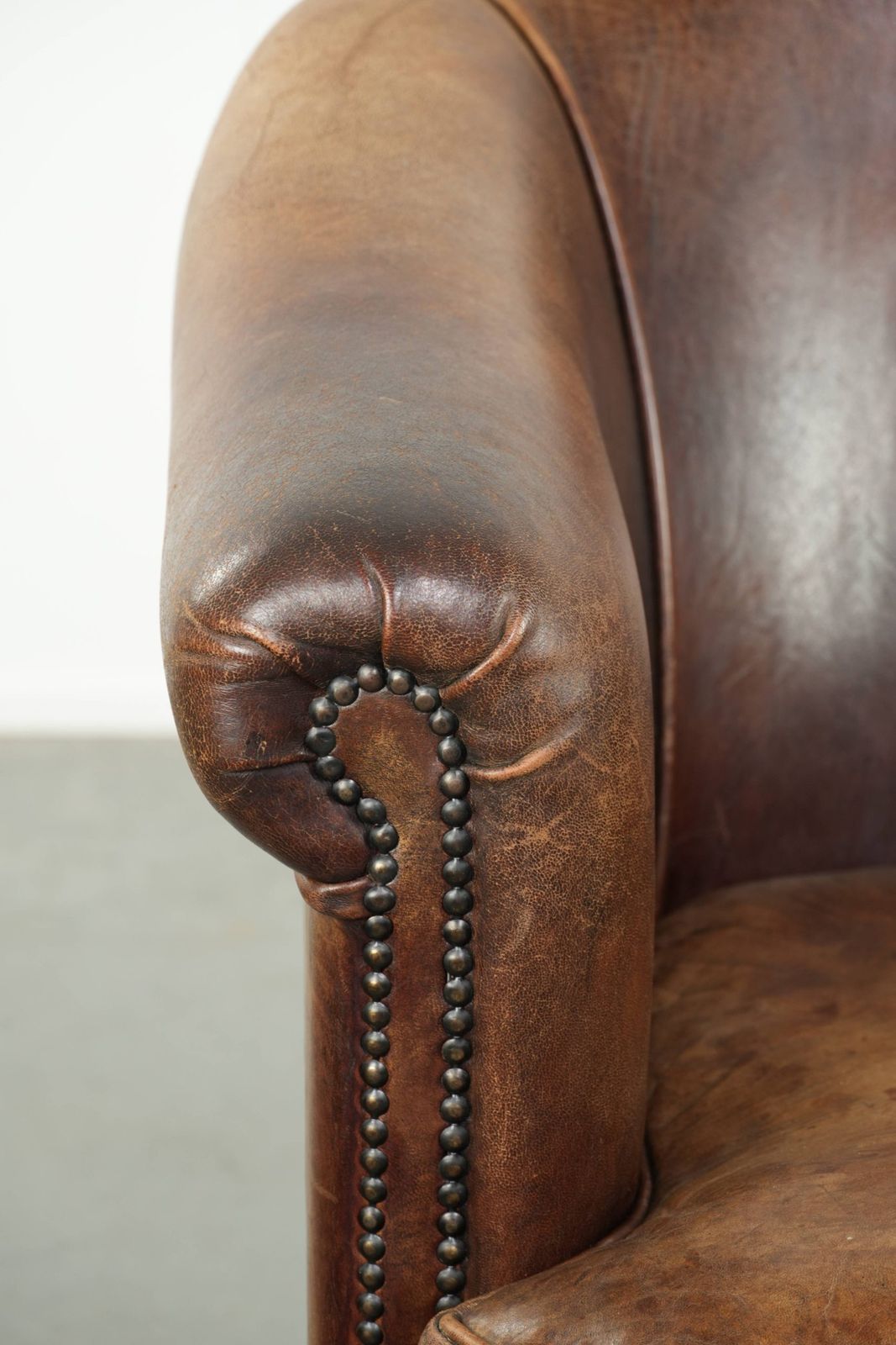 photo for sale Stevige en aantrekkelijke vintage schapenvacht club fauteuil met mooie patina en warme kleuren