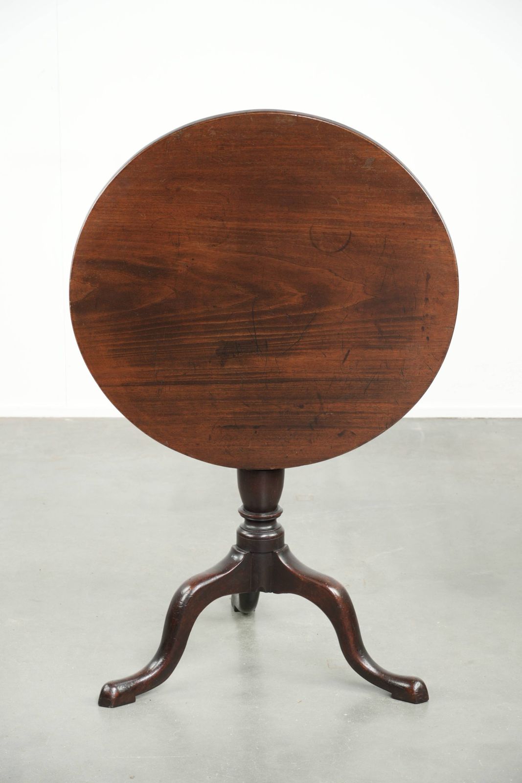Round Antique English Tilt Top Table/Side Table From The Early 19th Century With A Beautiful Patina. photo for sale