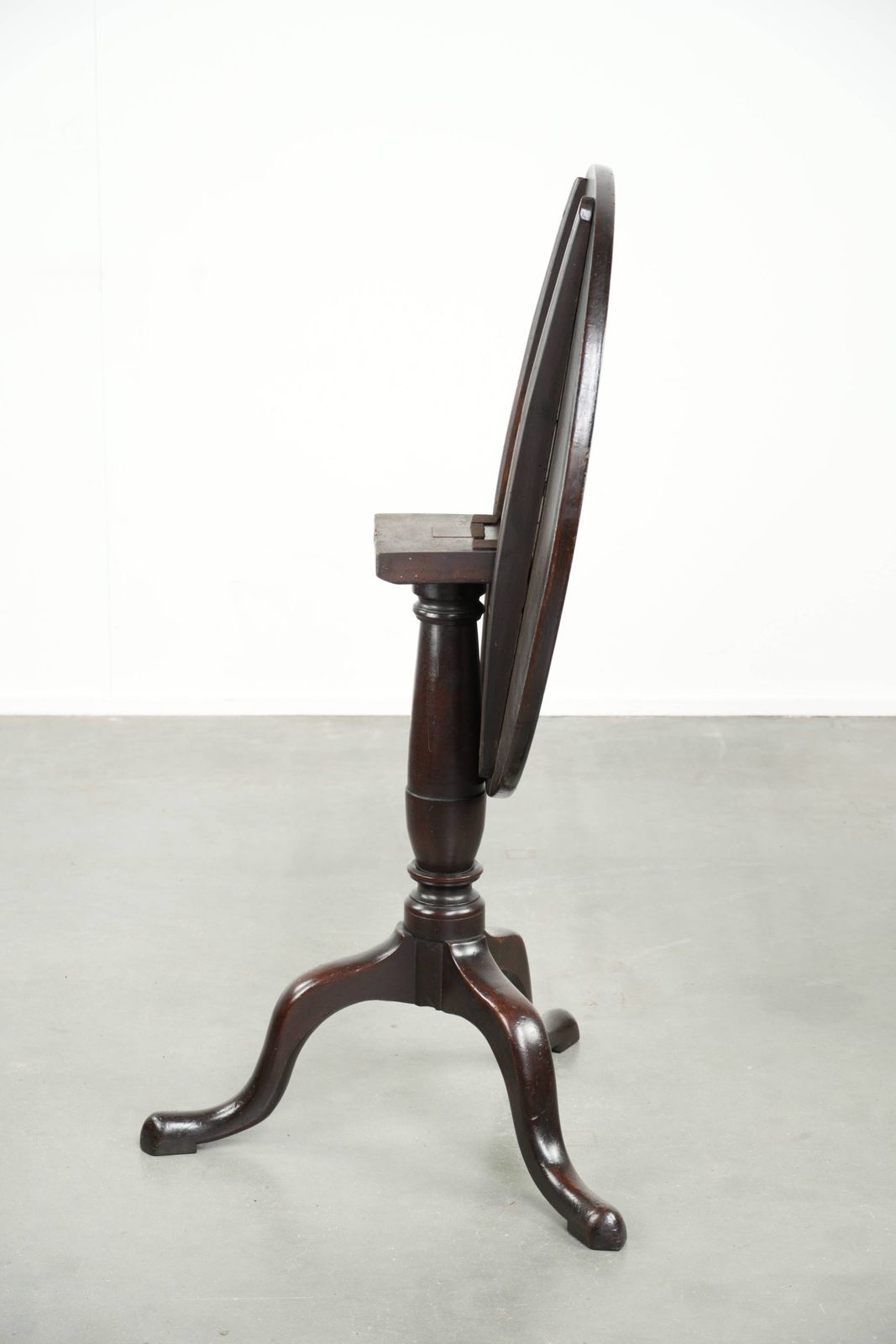 Ronde Antieke Engelse Tilt Top Tafel, Bijzettafel uit het begin van de 19e eeuw met een prachtige patina. photo Meubels