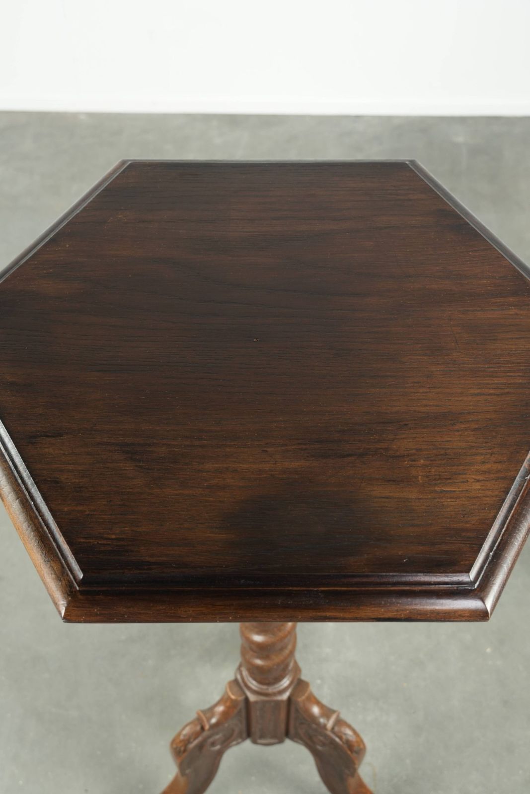 Elegante antieke hoge eiken plant/bijzettafel met fraai houtsnijwerk en een gedraaide poot photo 490.0