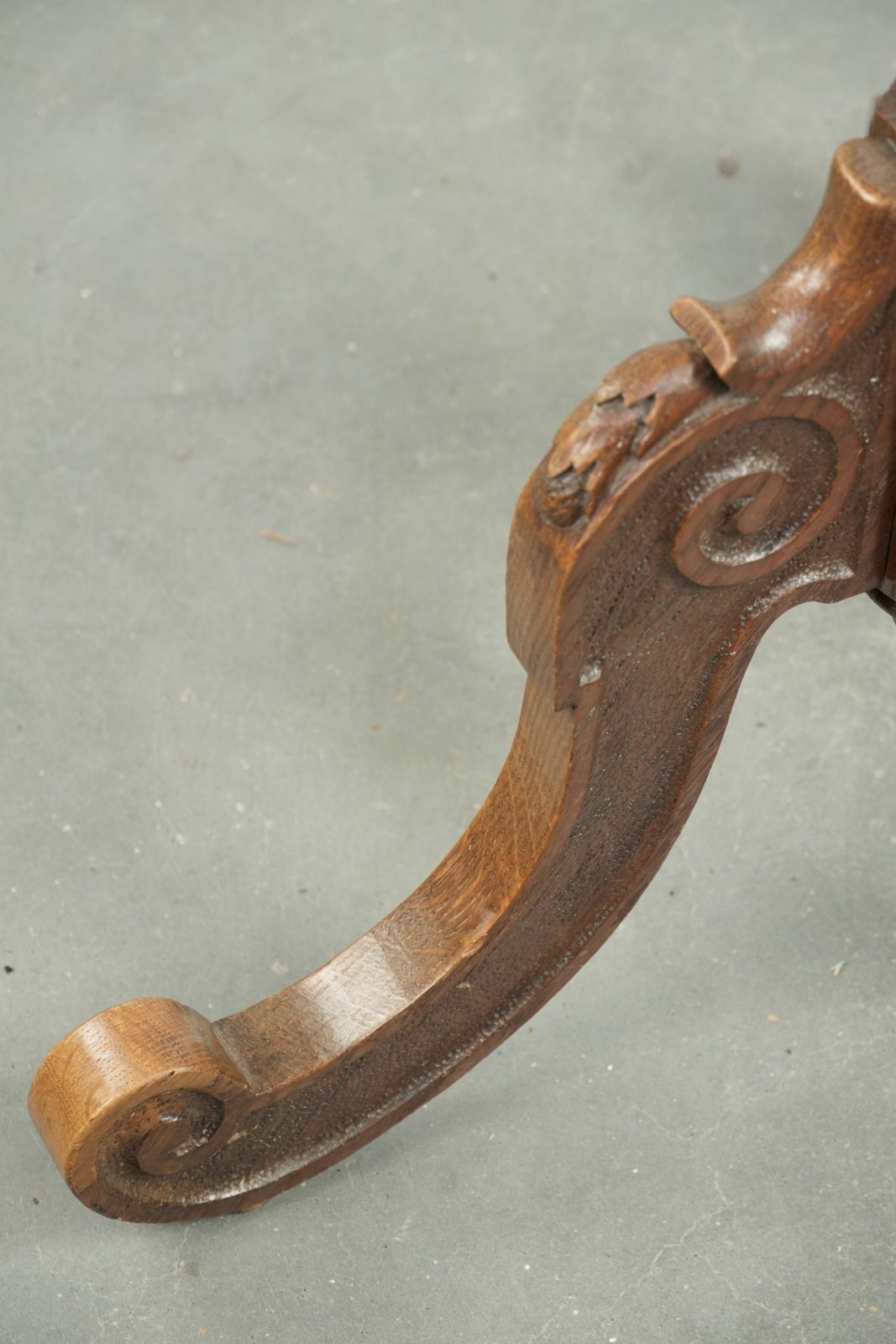 photo furniture Elegante antieke hoge eiken plant/bijzettafel met fraai houtsnijwerk en een gedraaide poot