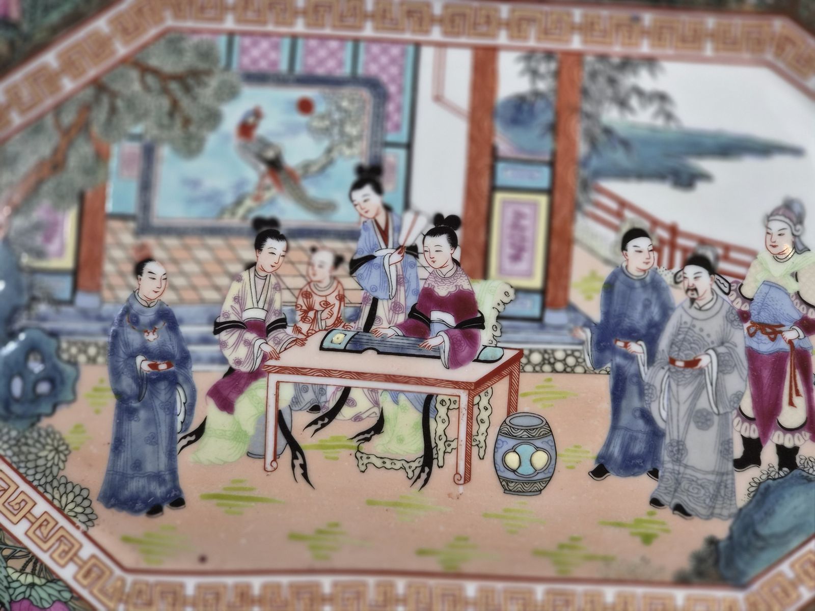 Woonaccessoires Chinees Famille Rose Octagonaal Dienblad, Tuinpaviljoenscène, Qianlong-merk, Begin 20e Eeuw photo