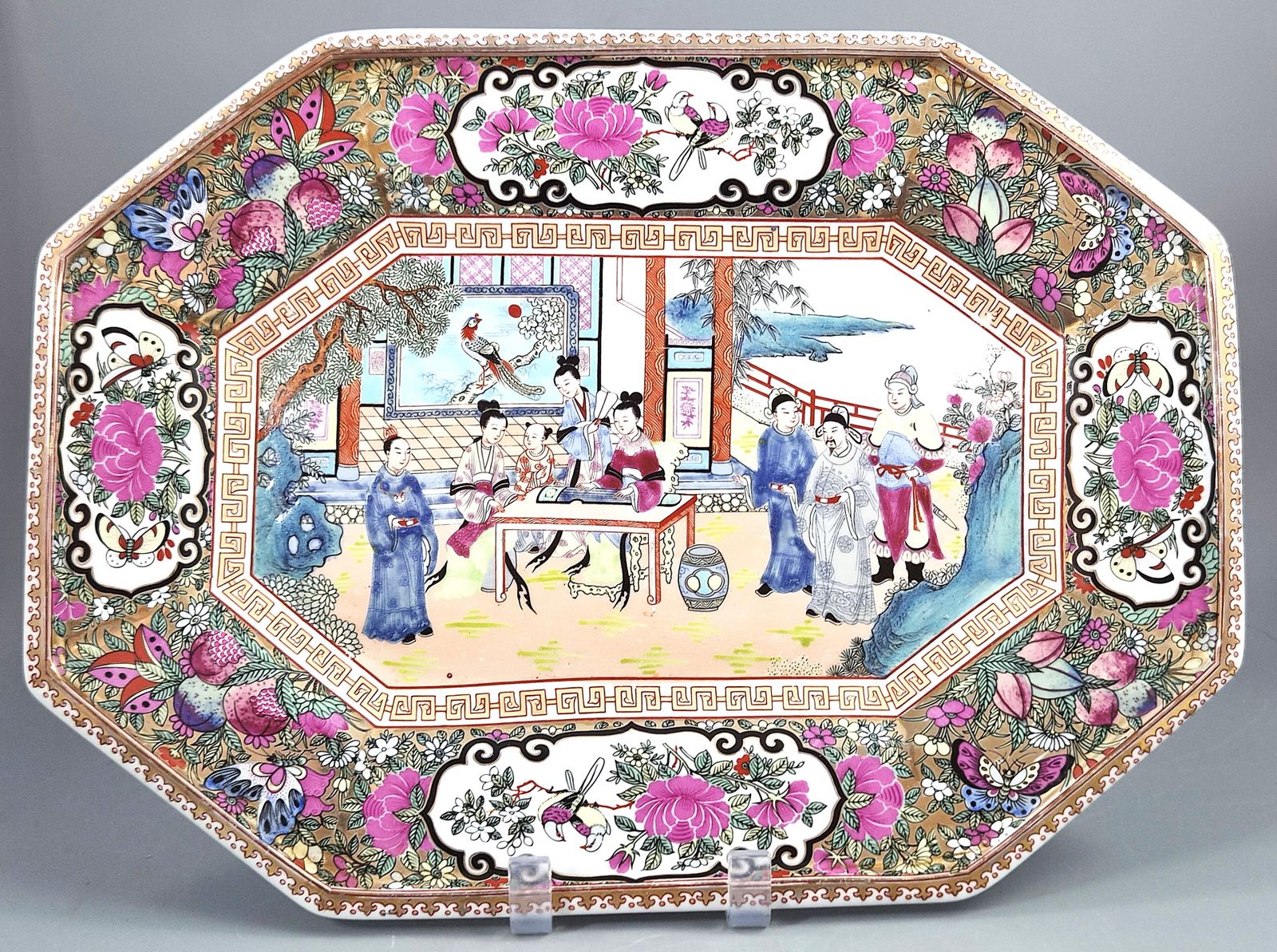 800.0 Chinees Famille Rose Octagonaal Dienblad, Tuinpaviljoenscène, Qianlong-merk, Begin 20e Eeuw photo