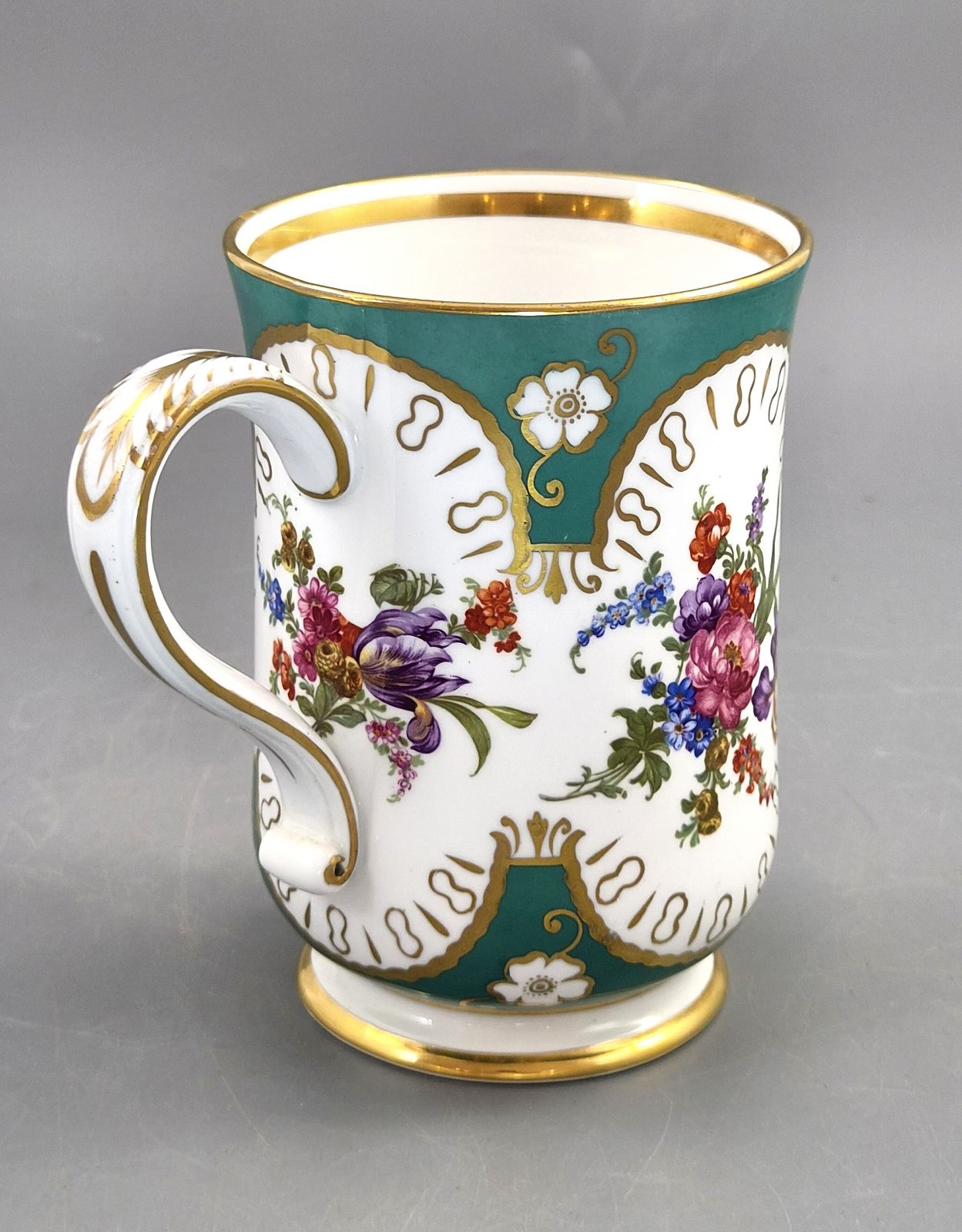 Antiek Frans Old Paris Porselein Kabinetsbeker, Sèvres-stijl Groene Fond, ca. 1850