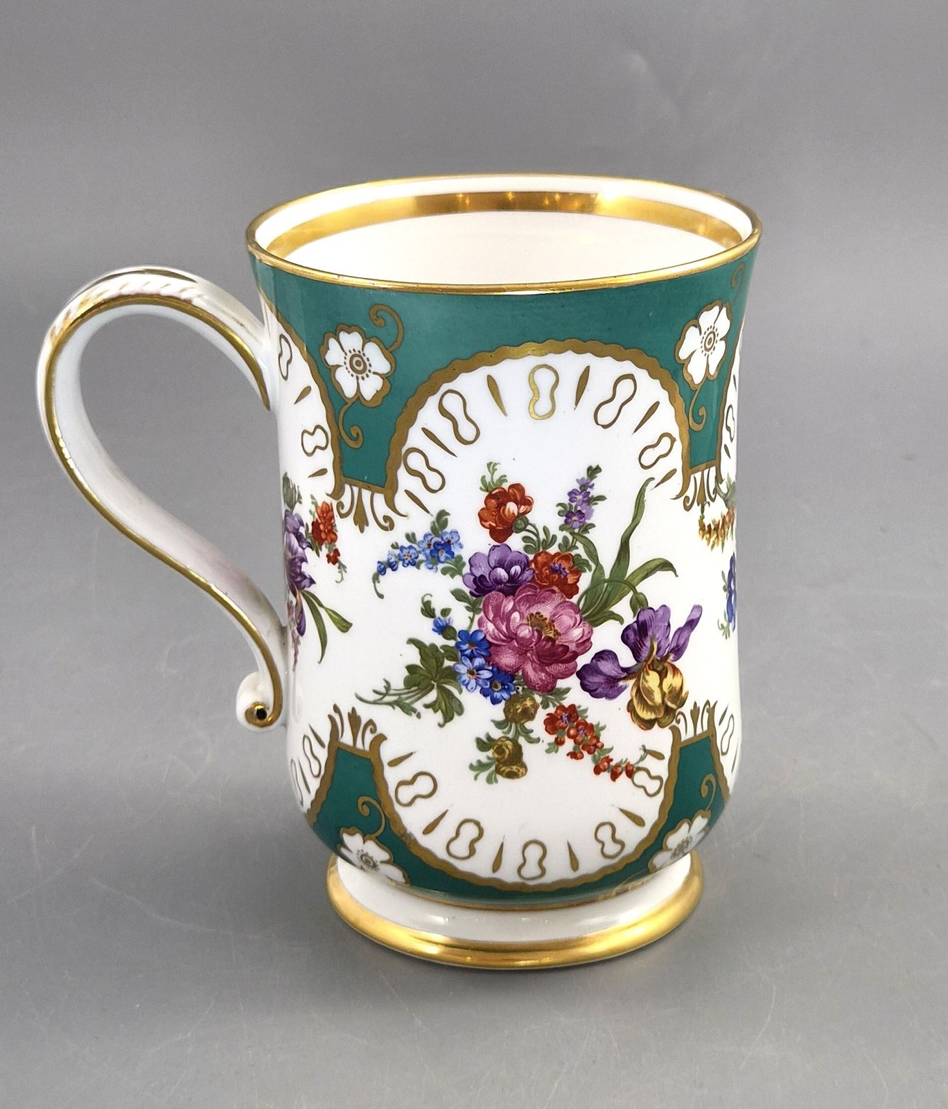 Antiek Frans Old Paris Porselein Kabinetsbeker, Sèvres-stijl Groene Fond, ca. 1850 photo Meubels