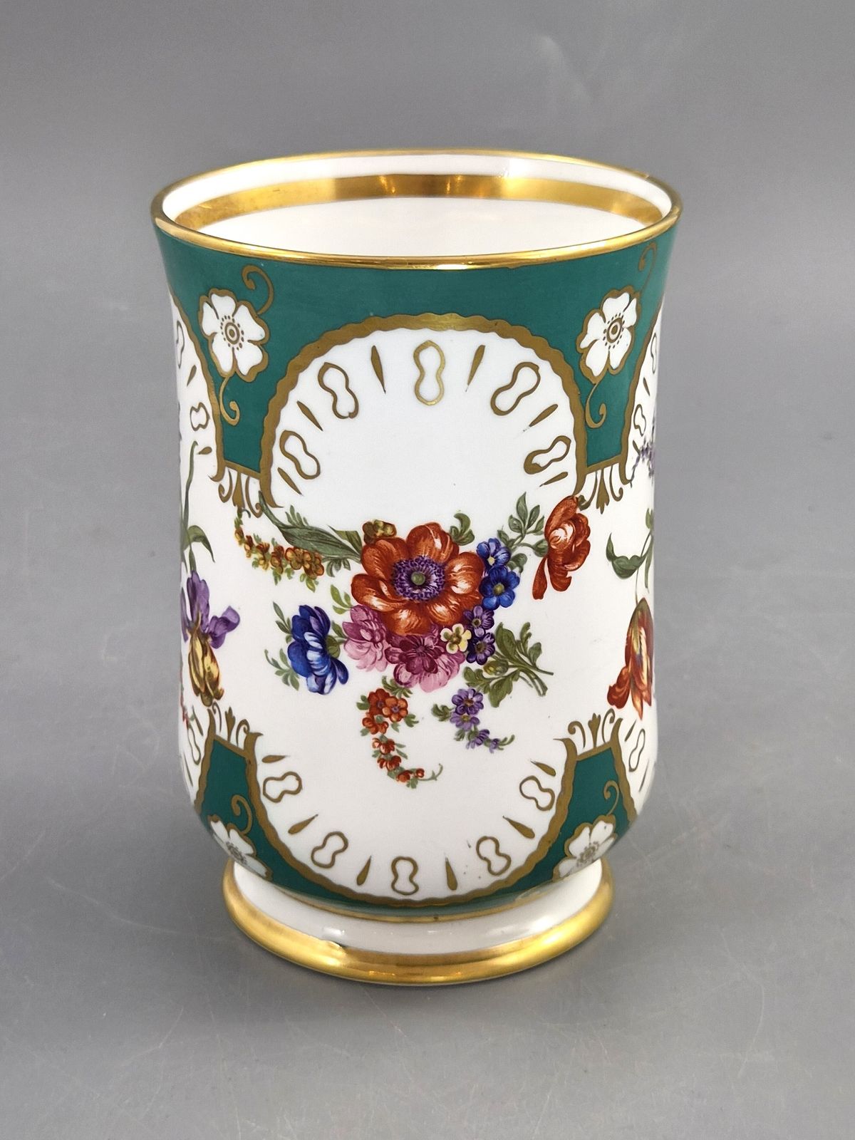 Antiek Frans Old Paris Porselein Kabinetsbeker, Sèvres-stijl Groene Fond, ca. 1850 photo vinterior