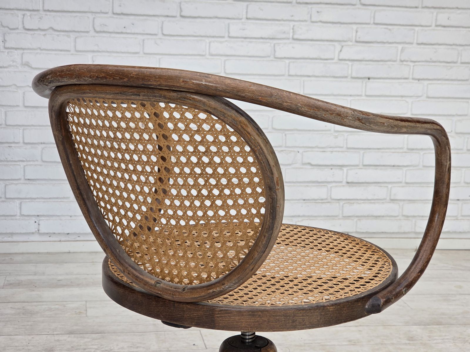 photo vinterior 1950s, Swivel Armchair, Bent Wood, Furniture Mesh.