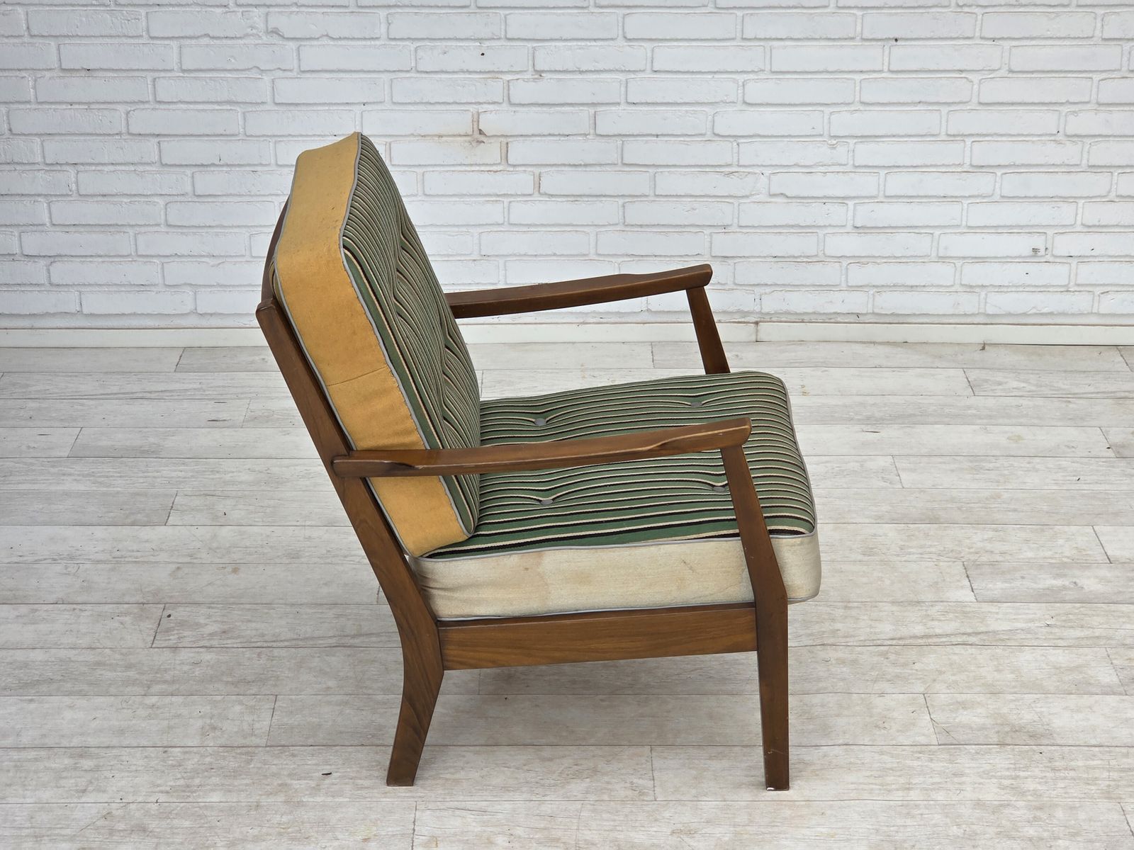 Meubels Jaren 1960, Deense fauteuil, meubelwol, beukenhout. photo