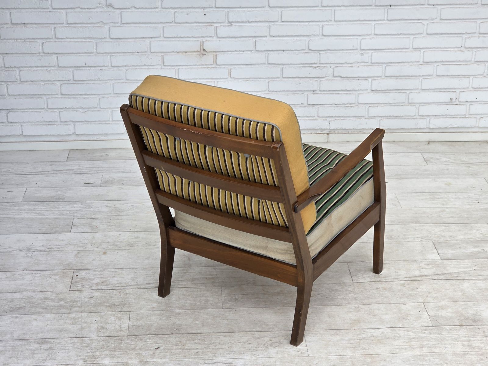 photo vinterior Jaren 1960, Deense fauteuil, meubelwol, beukenhout.