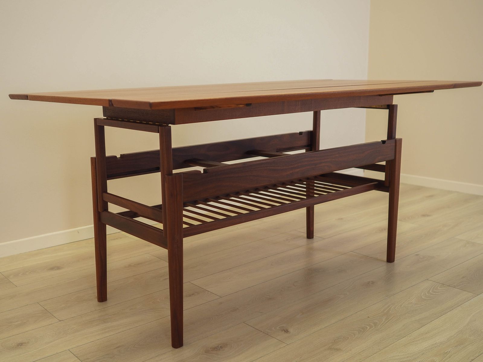 photo vintage Deense teakhouten salontafel met lattenplank, jaren 1960