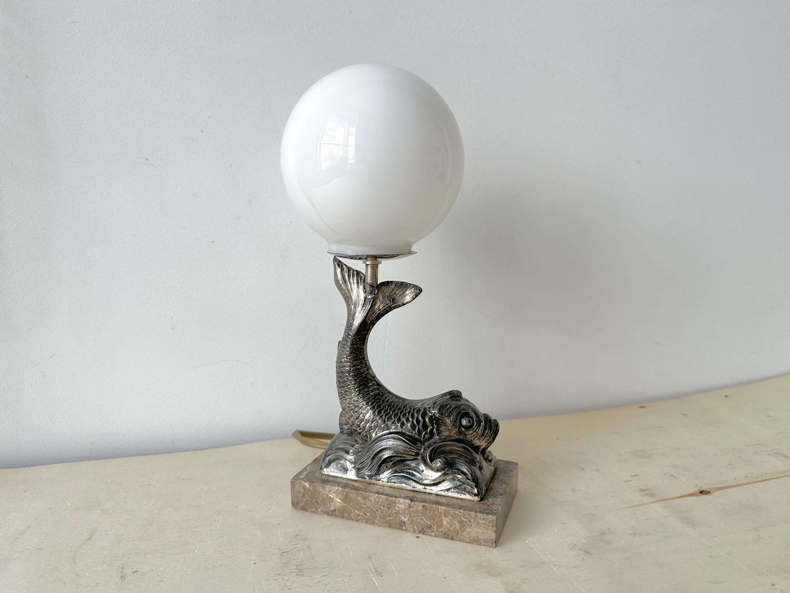 Franse dolfijntafellamp in marmer en spelter uit de jaren 1930, antieke vis art deco verlichting bol photo for sale