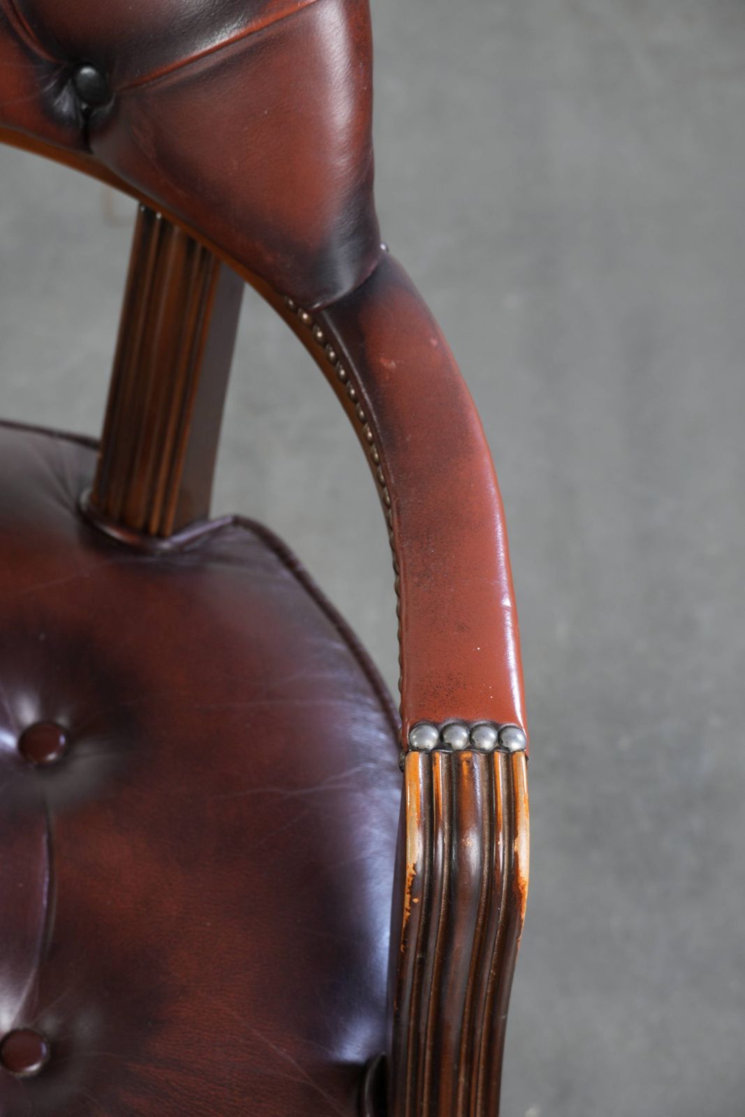 photo furniture Donkerbruin set van twee koehiden Chesterfield eetkamer-, zij- en bureaustoelen in Engelse stijl