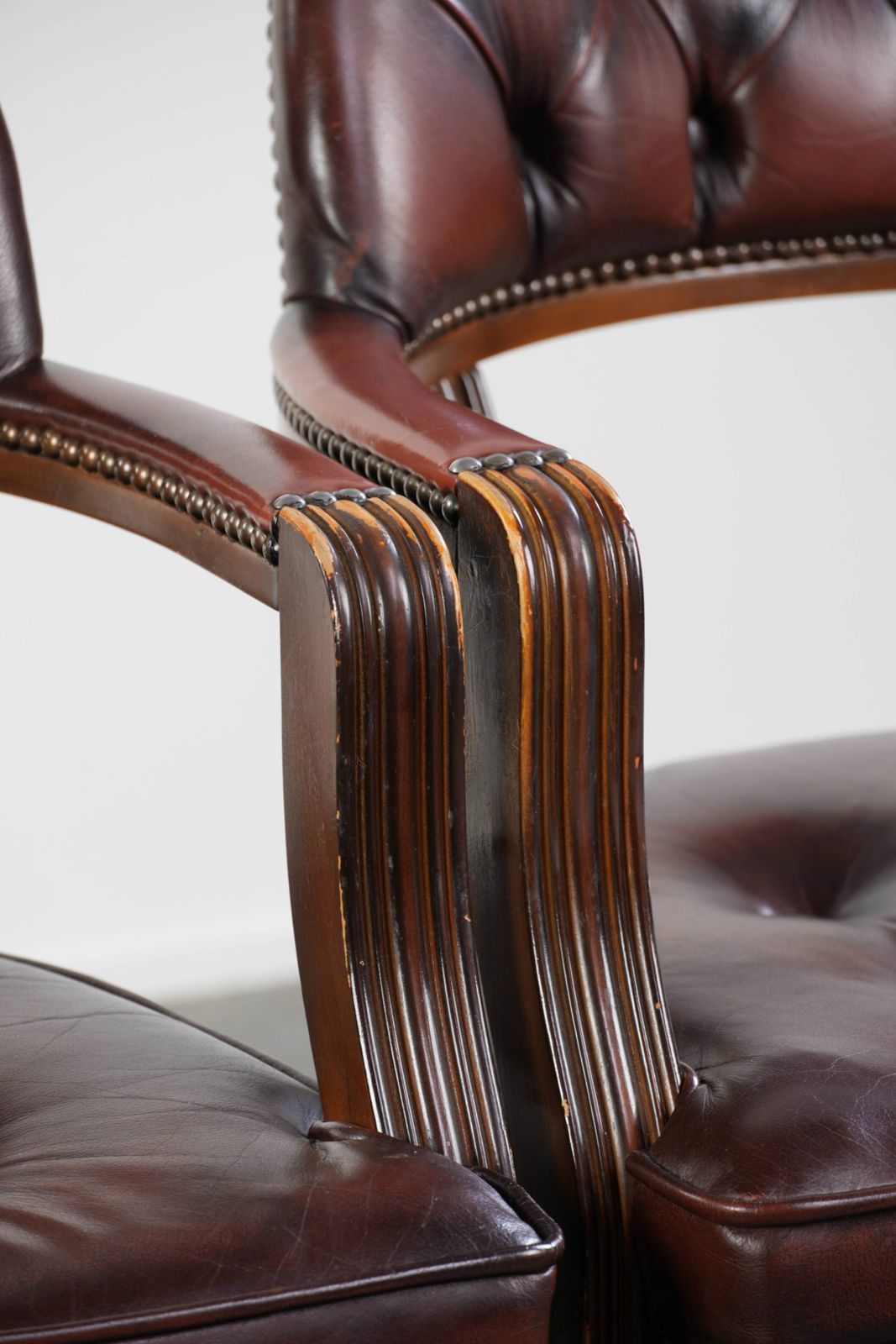 Meubels Donkerbruin set van twee koehiden Chesterfield eetkamer-, zij- en bureaustoelen in Engelse stijl photo