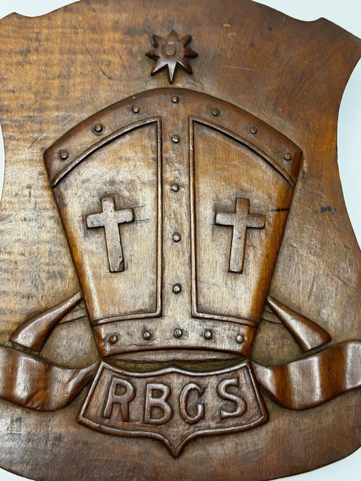 photo furniture Arts & Crafts Revival Heraldisch Gesneden Wapenschild Rivington & Blackrod Grammar School