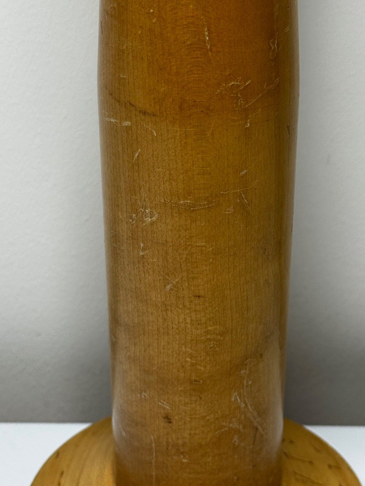 photo furniture Antieke winkelstandaard, gelede handmodel voor Dents of Worcester handschoenen, ca. 1920