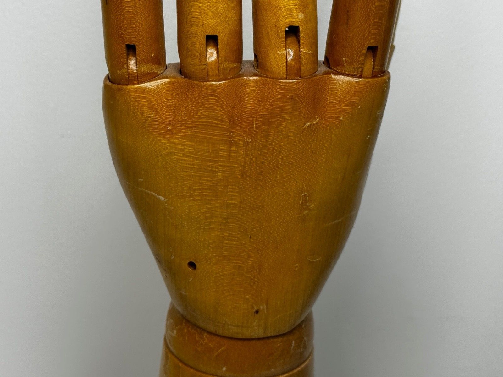 photo vintage Antieke winkelstandaard, gelede handmodel voor Dents of Worcester handschoenen, ca. 1920