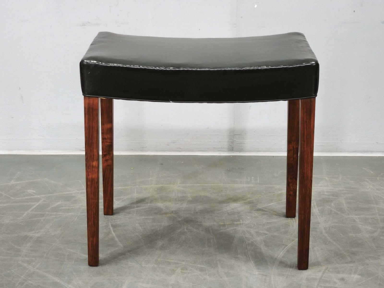 Jaren 1960 Danish Modern, Mid-Century Modern, kruk van hout en zwart leer photo for sale