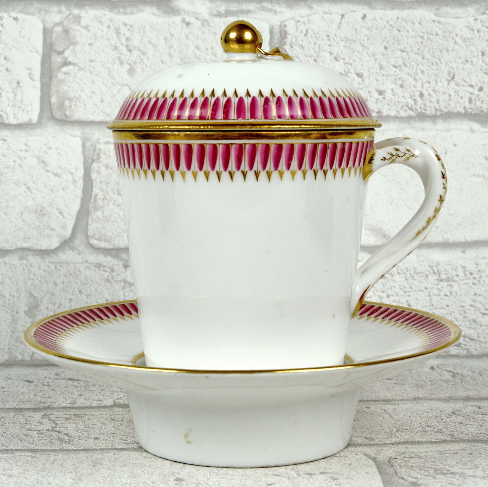 Gobelet trembleur en porcelaine de Paris avec couvercle et soucoupe, fin du XVIIIe siècle photo for sale