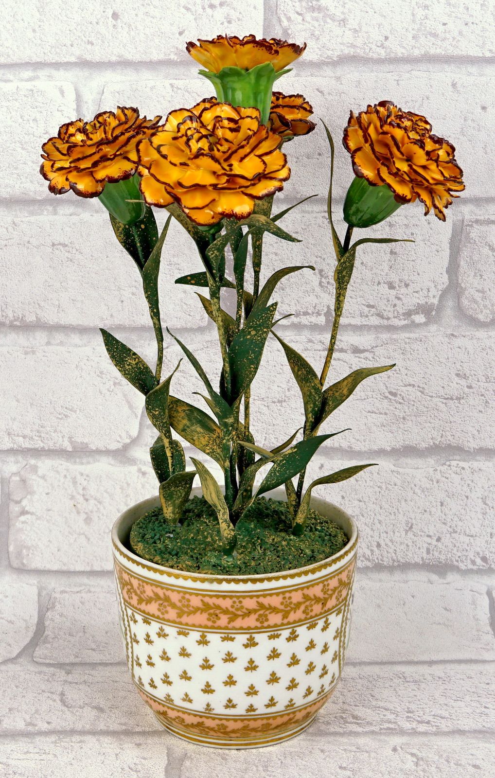 Bouquet de soucis français par Didier Gardillou - Contemporain - Pot en porcelaine de Paris du XVIIIe siècle, manufacture À la Reine photo furniture