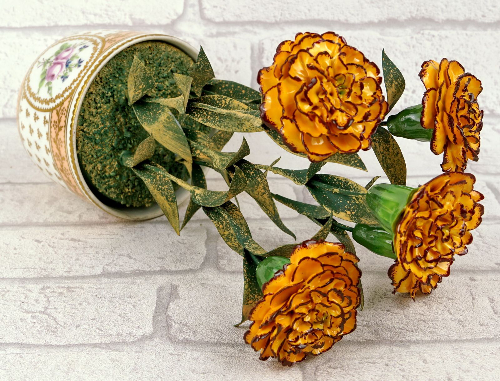 Bouquet de soucis français par Didier Gardillou - Contemporain - Pot en porcelaine de Paris du XVIIIe siècle, manufacture À la Reine photo 2500.0