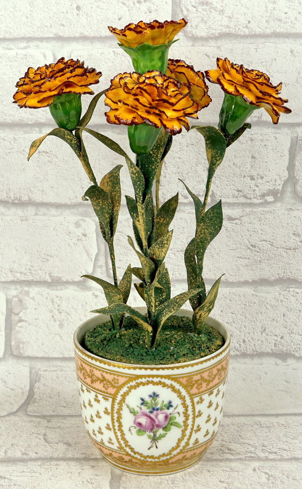 Bouquet de soucis français par Didier Gardillou - Contemporain - Pot en porcelaine de Paris du XVIIIe siècle, manufacture À la Reine photo vintage