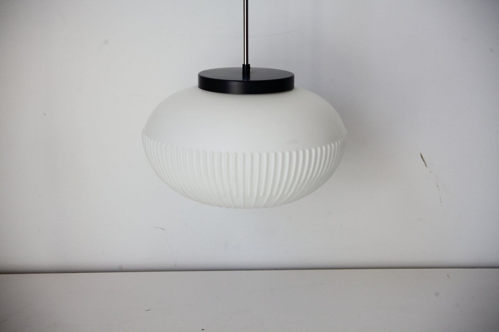 Mid-Century Opaal en Chroom Hanglamp van Karel Volf, jaren 1970 photo vintage