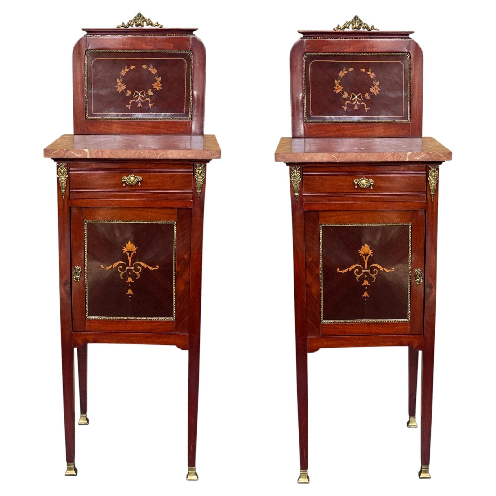 Paire de tables de chevet d'époque espagnoles, plateaux en marbre, marqueterie et laiton