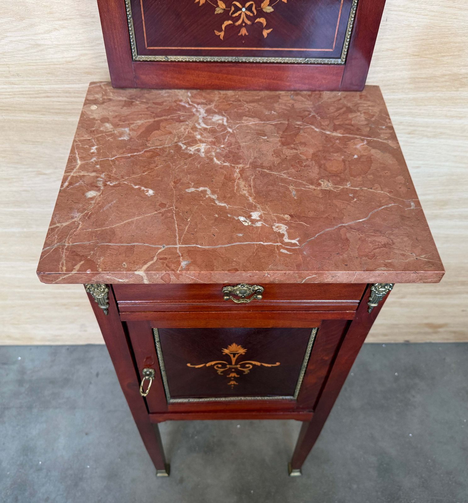 photo for sale Paire de tables de chevet d'époque espagnoles, plateaux en marbre, marqueterie et laiton