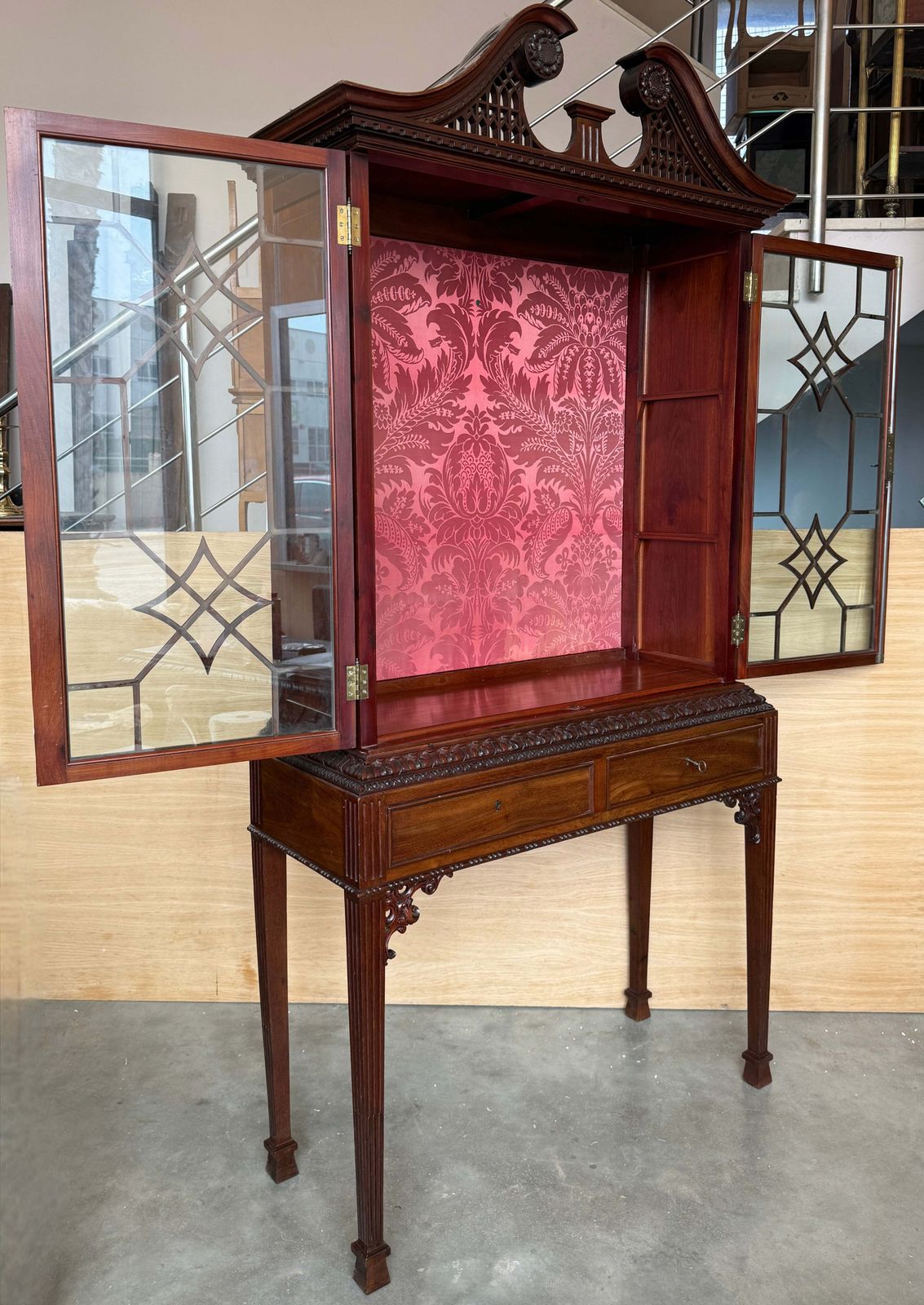 Vitrine d'exposition espagnole de style Georgian Revival en noyer, sur piétement photo vinterior