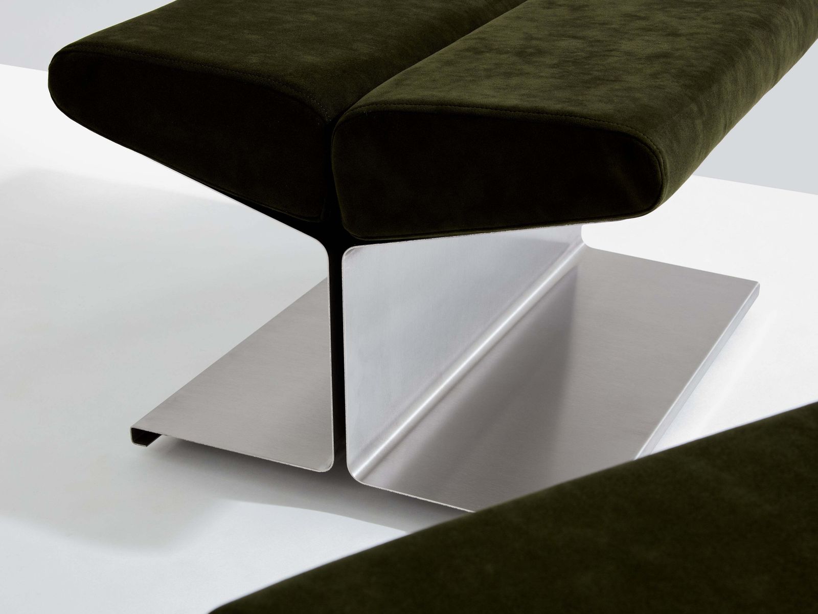 photo for sale Poufs en acier inoxydable et Alcantara Paul Geoffroy pour Uginox, 1975