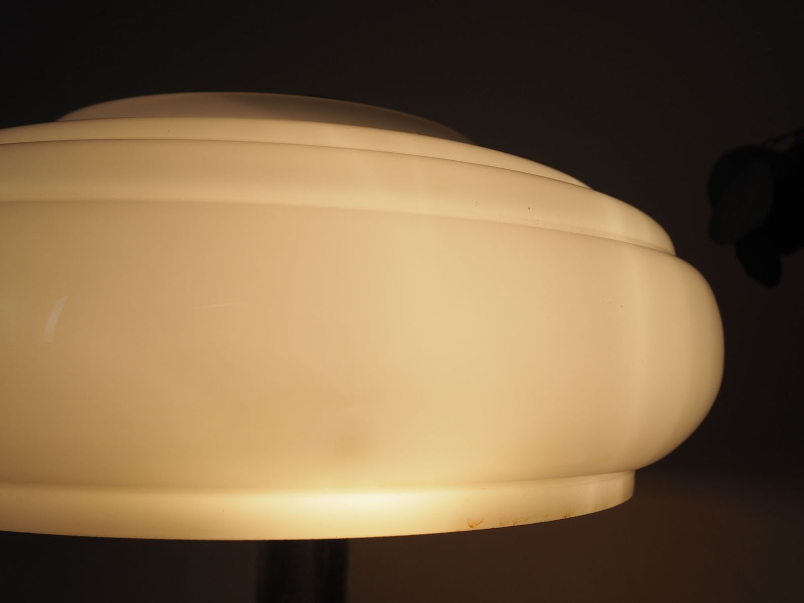 Deense Bureaulamp Ca. Jaren 1960 Met Lensvorming Kap, Bruine Metalen Voet, Art Deco Invloeden photo 989.0