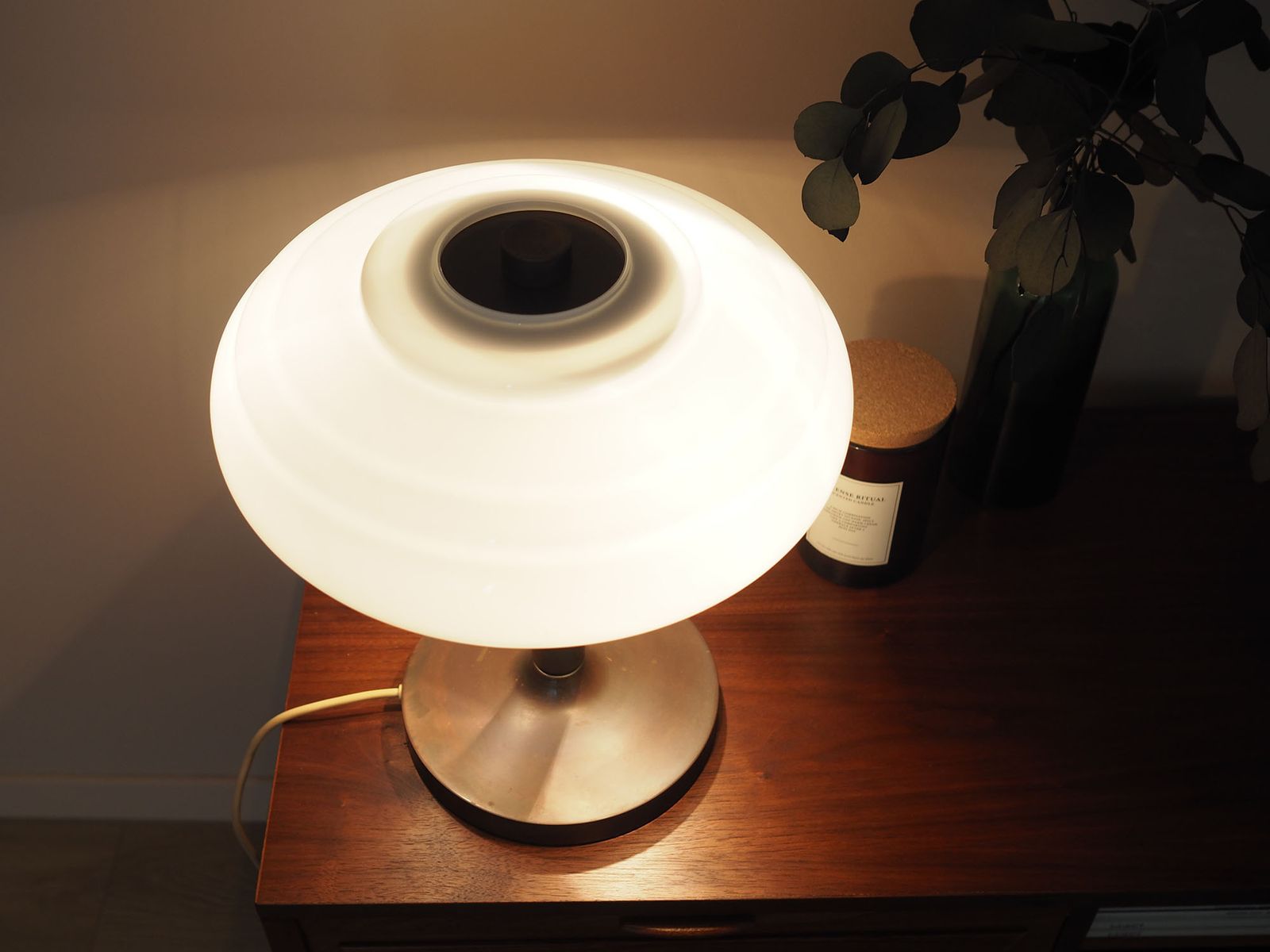 Deense Bureaulamp Ca. Jaren 1960 Met Lensvorming Kap, Bruine Metalen Voet, Art Deco Invloeden photo vinterior