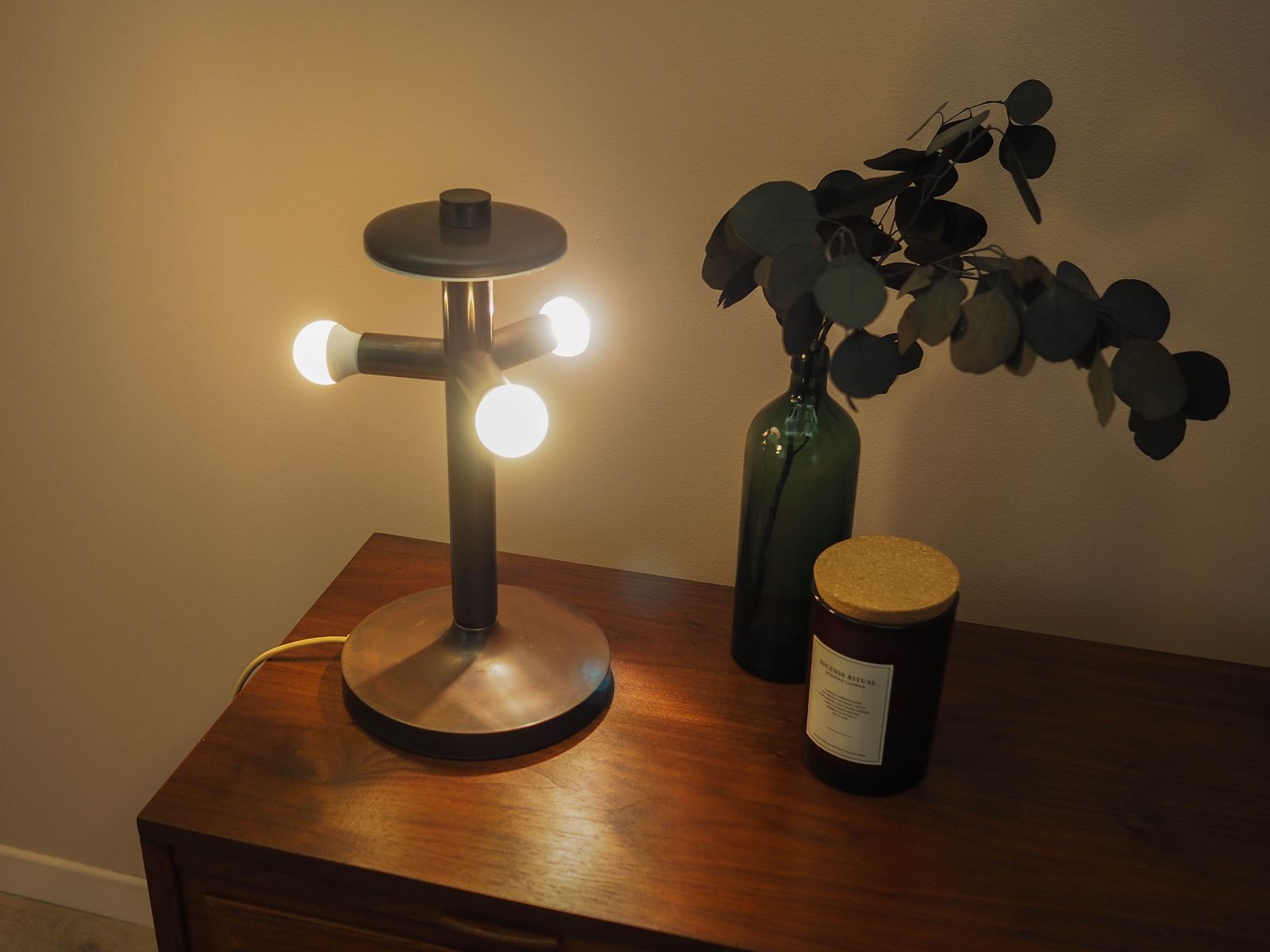 Deense Bureaulamp Ca. Jaren 1960 Met Lensvorming Kap, Bruine Metalen Voet, Art Deco Invloeden photo vintage