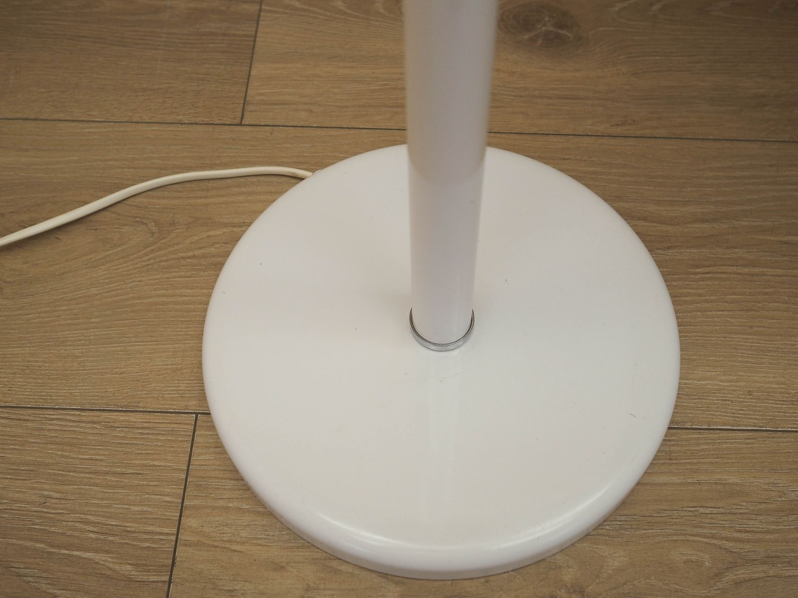 Deense vloerlamp in wit metaal, minimalistisch Scandinavisch design, jaren 1970 photo Verlichting