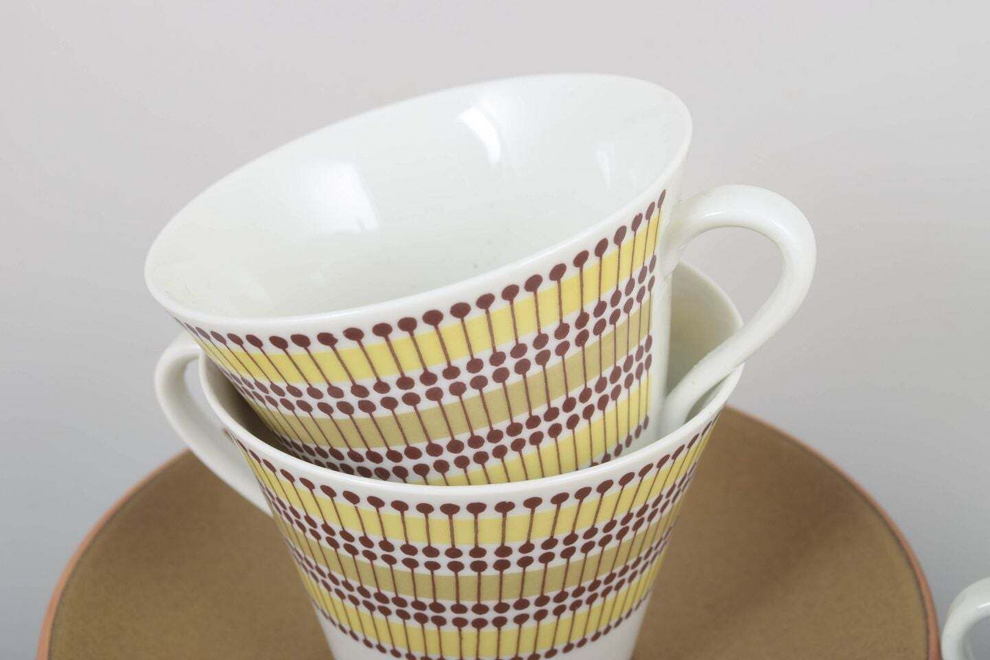 Marianne Westman voor Rörstrand. Vier "Mandarin" theekopjes met schoteltjes. Jaren 1960 photo furniture