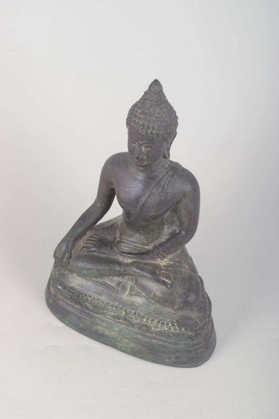 Zittende Boeddha in gepatineerd brons, klassieke meditatieve houding. 19e eeuw photo furniture