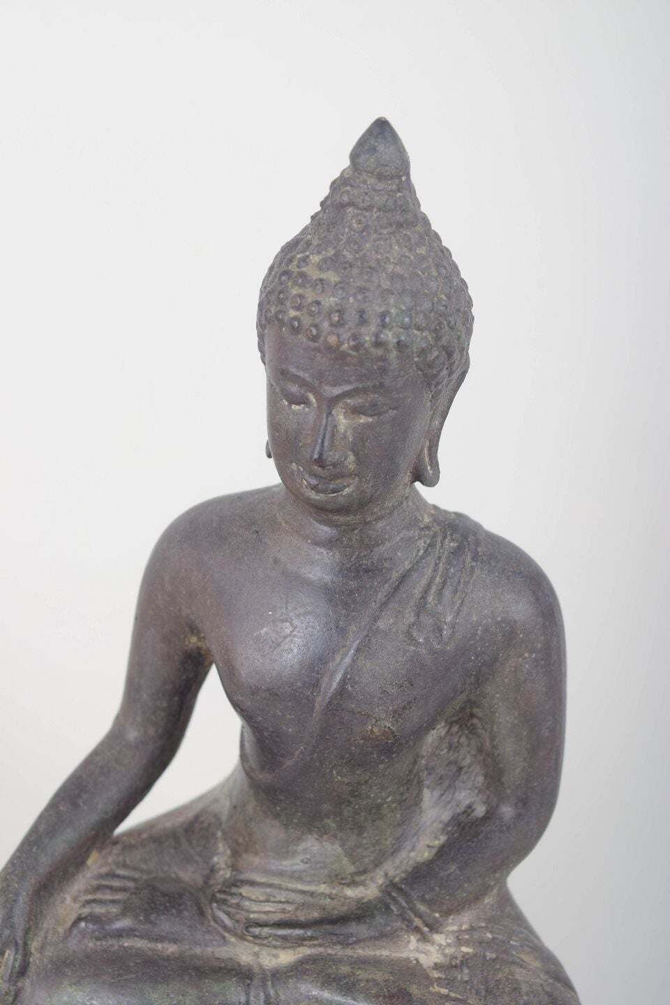 Zittend Boeddhabeeld in Gepatineerd Brons met Klassieke Meditatieve Houding. 19e eeuw photo for sale