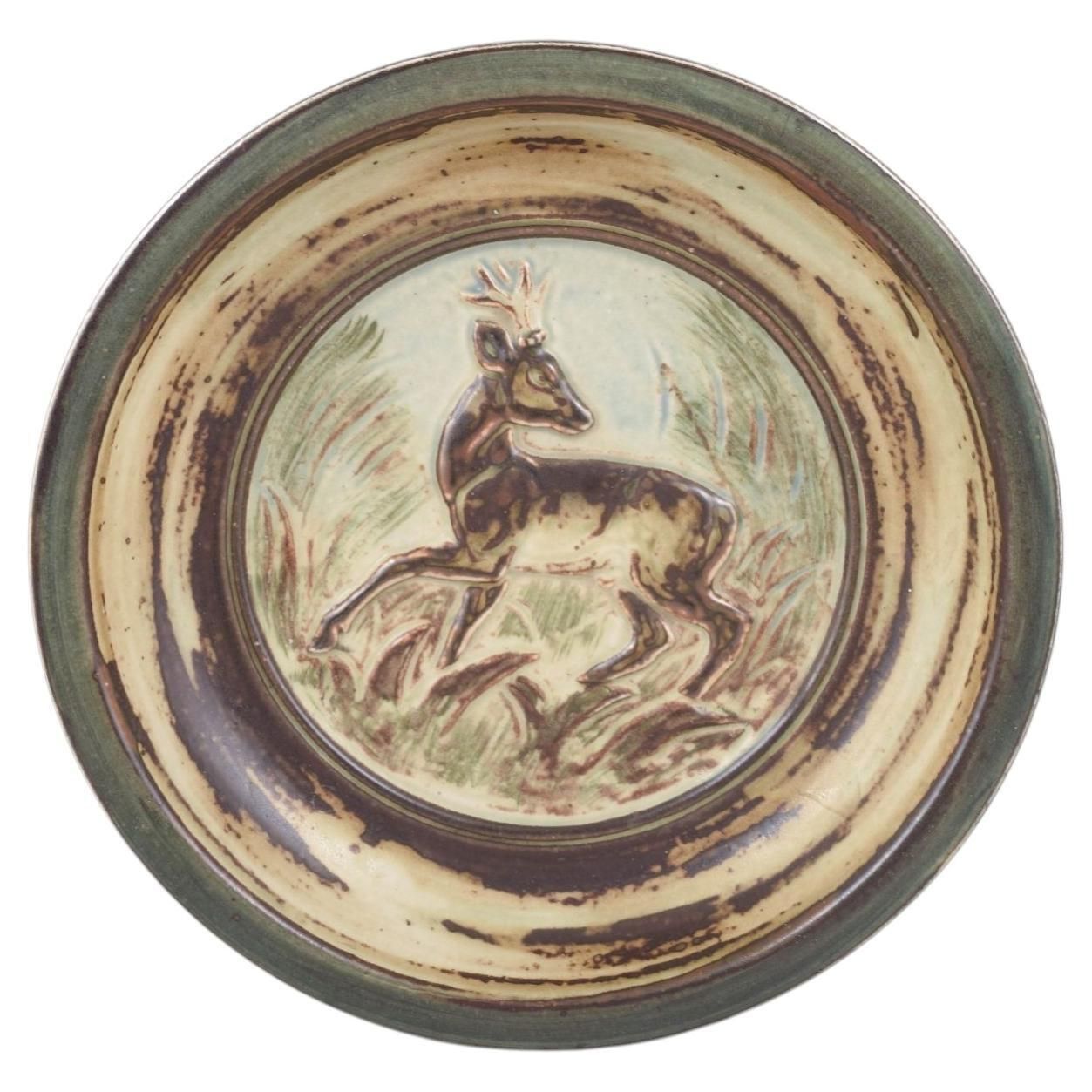 Knud Kyhn voor Royal Copenhagen. Rond stoneware schaal met reliëf van hert. Ca. jaren 1970