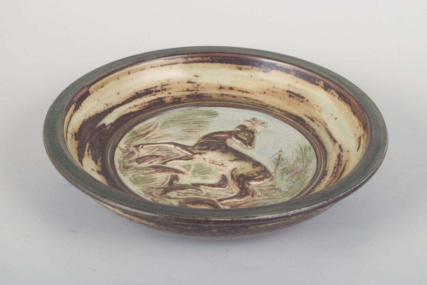Knud Kyhn voor Royal Copenhagen. Rond stoneware schaal met reliëf van hert. Ca. jaren 1970 photo furniture